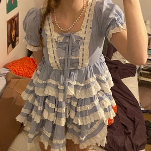 Lolita klänning storlek S - Säljer denna söta Lolita klänning då den tuvärr sitter litet på mig. Plagget är köpt här från Plick, och nypris låg på ca 500kr om jag minns rätt. Alldig använd då prislapp sitter kvar. Köparen står för frakt. 