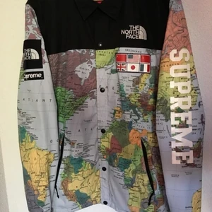Supreme The North Face Exp. Map jacket - Original! Jag har inte använt den så mycket, men köpte den från en man snarare än från en officiell butik. Säljs mycket billigt, men priset för ett sådant föremål är mycket högre!