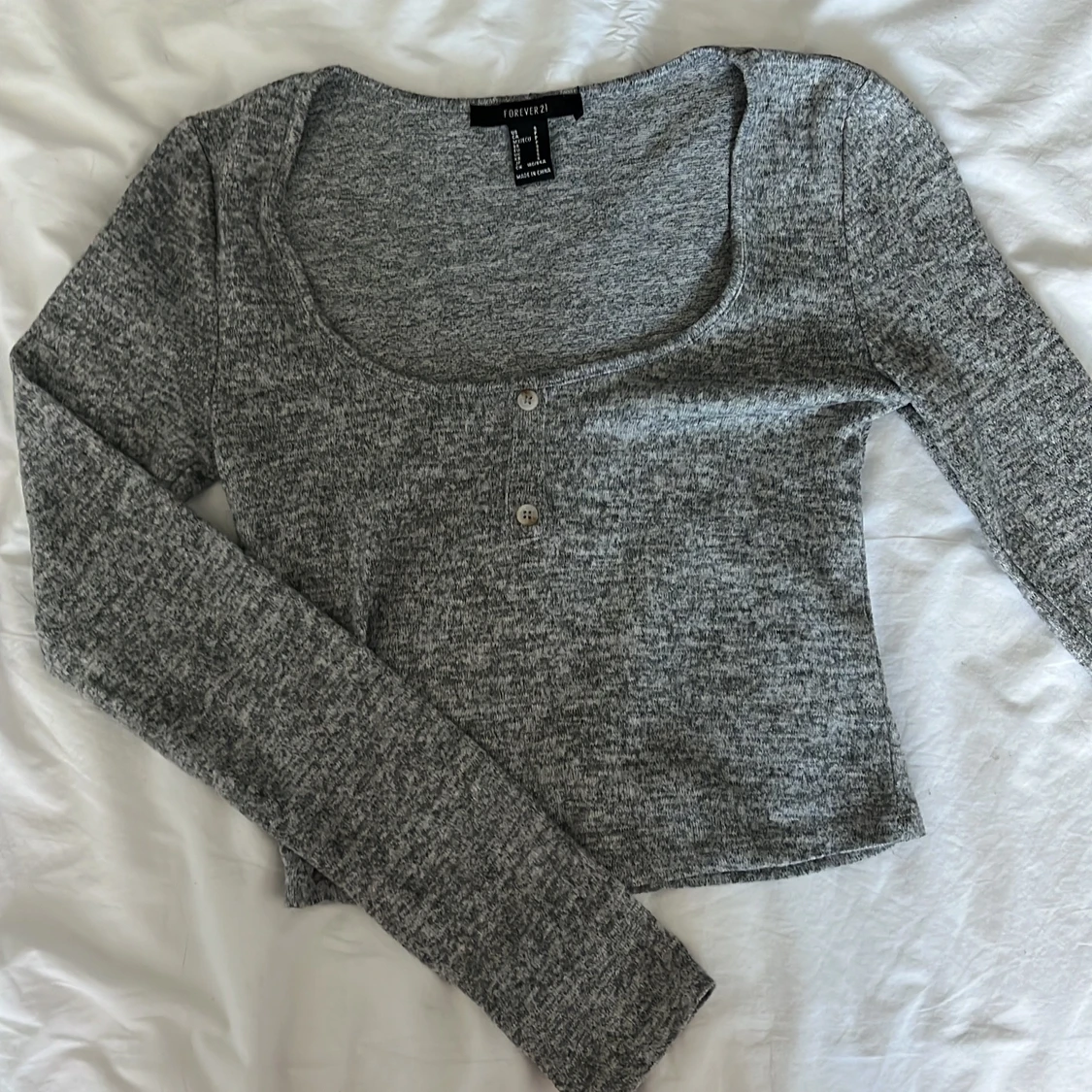 Gråmelerad tröja med knappar därfram