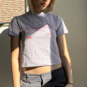 Ljuslila T-shirt - Ljuslila T-shirt med rött tryck från Collusion😋