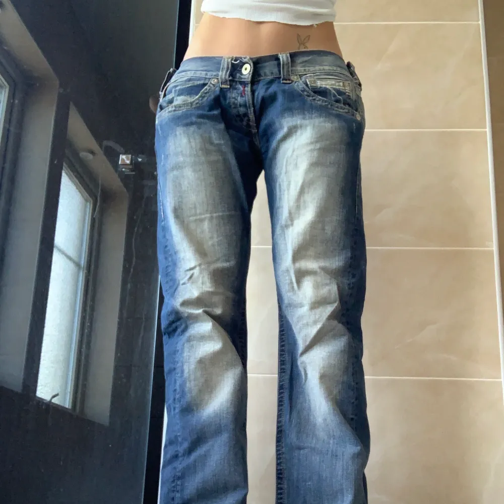 Så fina lågmidjade replay jeans. Jag har sytt in dom i midjan men det går enkelt att spreta upp ifall man skulle vilja det💗 Jag är 170 och de är långa på mig💗 Skriv vid intresse eller fårgor. Jeans & Byxor.