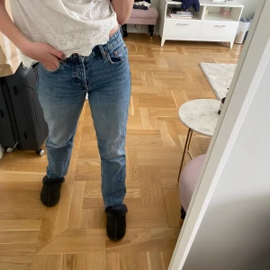 Zara mid rise jeans - Säljer dessa sjukt snygga straight mid rise jeans från Zara! Jeansen  har metallknapar som knäppning (syns ej när man har stängda jeans) och är i storlek 36. Vilket är även varför jag säljer de (för liten storlek). Jag som har 38 kan använda jeansen, men de är lite för tajta över midjan. Längden är perfekt för mig som är 164/165, men passar definitivt kortare eller lite längre också!💕 (pris kan diskuteras)