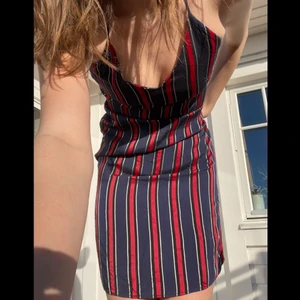 sommarklänning! - Jättefin randig sommarklänning!!😍 Säljer då den är ganska liten på mig och jag har alltid problem med att få av mig den hahahah, storlek 36 från h&m💗 betalas via swish och köparen står för frakten!💕☺️