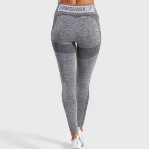Gymshark high wasted Flex grey  - Gråa tights från gymshark i färgen grå med rosa detaljer i storlek S.