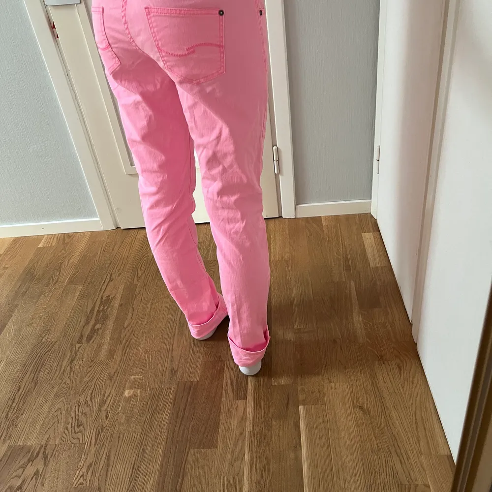 Rosa jeans från QS som sitter långt i benen även på mig som är 173cm! De passar en storlek S ungefär! Lågmidjade. Jeans & Byxor.