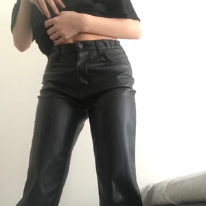 👖Skinbyxor från Lindex i st 152 👖 - Matta skinbyxor, skuseringbar midja, byxorna är i bra skick, använda 1-2 gånger. Frakt på 50 kr (ingår inte i priset)