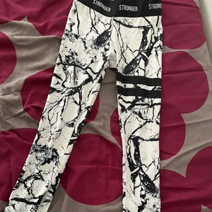 Stronger byxor marmor small - Säljer ett par knappt använda byxor från Stronger i Stl S i marmor :) köparen står för frakten och har swish. 