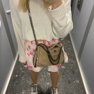 Stella McCartney inspirerad väska - Nu säljer jag min Stella McCartney inspirerade väska. Väskan är köpt här på plick. Använt skick men är exakt som när jag köpte den!  Startpris: 200kr + frakt 