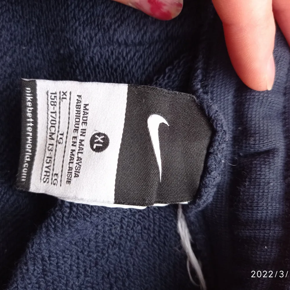 Ett par mörkblåa Nike mjukisbyxor. Är lite gamla och har några defekter. (Närmre bild kontakta mig) ( Kontakta mig för frakt pris).. Jeans & Byxor.