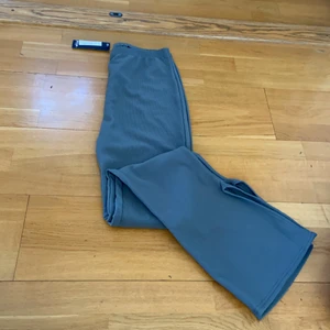 Ribbade Split hem byxor från Nasty gal - Aldrig använda med prislapp på! Köpta för 115 kr. Slits vid båda benen 