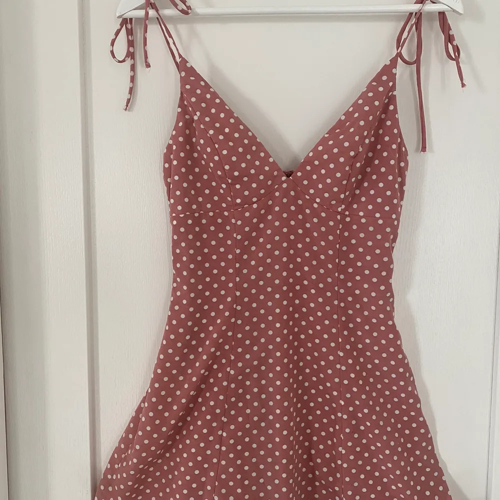 Sötaste prickiga klänningen till sommaren. Köpt från Australien, hemsida ”Sundae Muse”.  Nypris cirka 450 kronor. Använd fåtal gånger och är i toppskick. Säljer då den är lite liten för mig. . Klänningar.