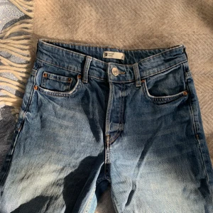 Jeans! - Jeans från Ginatricot i storlek 34! Sitter längre ner på midjan,  skulle säga något ”loose fit” och de slutar där skorna tar sin början. 150 kr (inklusive frakt) och jeansen är dina!