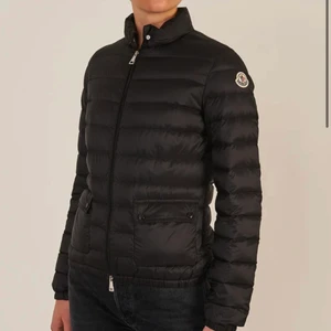 Moncler jacka - Säljer en Moncler Lans Giubbotto. Storlek (3) som motsvarar S/M (Unisex). Perfekt nu till bättre väder. Finns dock två defekter, kan skicka bild vid önskning💞