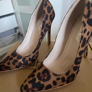 Nya & helt oanvända klackar från Bohoo - Stilettoklackar från Bohoo. Helt nya och aldrig använda. Storlek 38. Perfekta med svarta kostymbyxor eller klänning! 