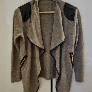 Kofta - Kofta med fake-fickor och läderdetaljer på axlarna. Passar S/M 🤎 (Frakt/porto kan diskuteras)