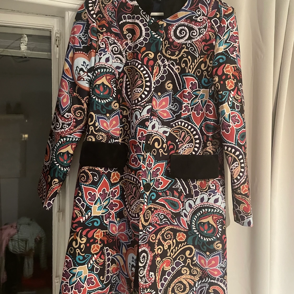 Färgglad och mönstrad kappa, oanvänd. 