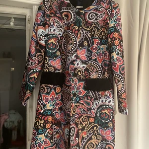 Färgglad och mönstrad kappa, oanvänd.  - Färgglad och mönstrad kappa. Oanvänd därav jättefina skick. 