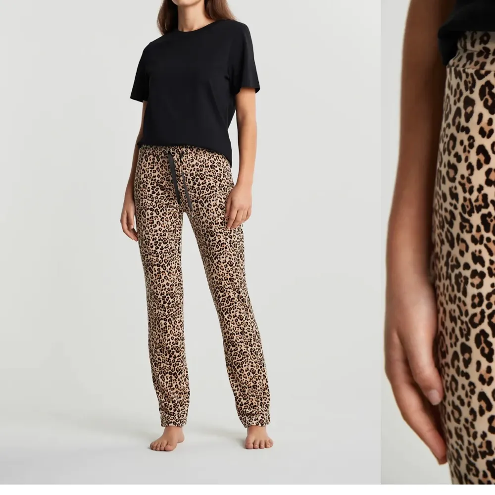 Säljer mina ÄLSKADE leopard byxor. Jag är uppåt 170 och de har tyvärr blivit för korta för mig😭 passar 150-165.. Jeans & Byxor.