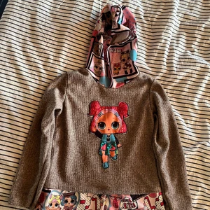 Strl 122/128 - Köpt på Gran Canaria för cirka 25 Euro. Vet inte riktigt men tror det är någon form av bratz tjej på tröjan, kaniner dom där namnen på dagens leksaker. Dottern älskade den, men så fort vi kom hem så tappade hon intresset. Nu kanske någon annan tjej kan snappa upp intresset. 