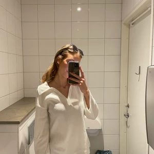 Vit tröja  - Säljer denna fina vita tröja från gina, köpt för 350. Den passar S/M. Skriv privat för fler bilder. 💕