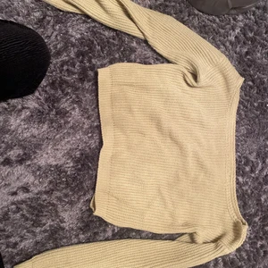 Tröja  - Man kan ha den offshoulders på ena sidan eller på båda sidor. 