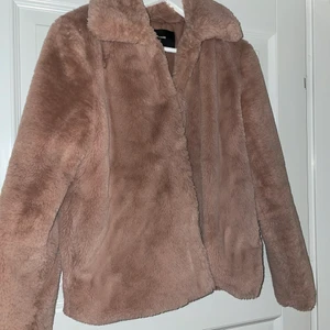 Rosa jacka i fuskpäls från BikBok  - Jacka i fuskpäls från BikBok i, sparsamt använd.😀