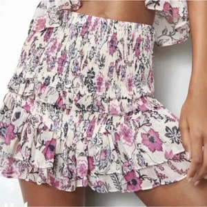 Zara kjol - Säljer min absoluta favorit kjol från zara pga att jag vill köpa en annan. Den är näst intill oanvänd och därav nyskick, perfekt nu till våren och sommaren och går också att använda som en söt topp❤️, strl s men mycket stretchiga så passar absolut xs-m💕