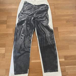 Säljer dessa urcoola (och slutsålda) Weekday Jeans i modellen Rowe! De är i storlek W28 och är i mycket fint skick. Köptes för 700 kr, säljes för 150 kr! Skicka meddelande för fler bilder. Tar endast emot betalning med Swish. 