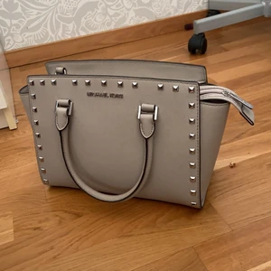 Michael kors väska  - Säljer min super fina Michel kors väska då jag inte använder den (använd en gång) köpte denna i usa för 2500 för nått år sen i en Michael kors butik så kan lova att den är äkta.