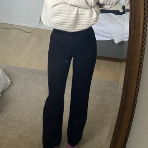 Kostymbyxor - bekväma kostymbyxor utan knapp och dragkedja vid sidan!☺️☺️ Jag tkr att de påminner om yogapants men lite ”finare” pga av materialet💘 Jag är 170 cm har ofta storlek 36/38 och byxorna sitter perfekt på mig🥰