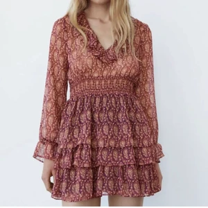 Mönstrad klänning zara - Säljer denna oanvända mönstrade klänningen från Zara. Storlek S men passar Xs- M skulle jag säga. Säljs då jag aldrig har använt den. Prislapparna är kvar