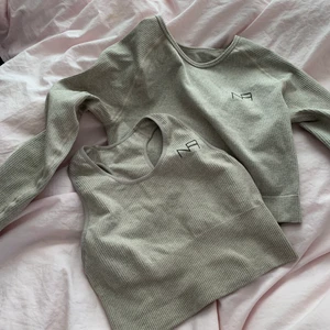 Tränings toppar! - Säljer nu mina knappt använda tränings toppar ifrån märket NA tror jag. (Se bild) Tröjan är en croptop och toppen har spännbara band där bak.står ej storlek men passar mig som vanligtvis har M-L i toppar. Skulle kanske även passa en S! Kan köpa separat eller som sett. Båda delarna kostar 300 kr och om du vill köpa bara en del kan vi diskutera pris! (Kan även diskutera priset vid snabb affär)(Frakt betalt köparen) hör av er vid frågor eller vill ha mer bilder❤️
