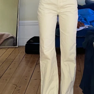 Dovt gula byxor  - Ginatricot, köpa för ett år sen, använda ca 2 gånger. 