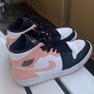 Air Jordan 1 Mid Crimson Tint  - Storlek 41, mycket bra skick, knappt använda, använda ett fåtal gånger, säljer pågrund av att dom ej kommer till användning.      Köpare står för frakt. 
