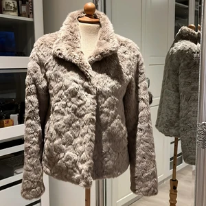 Fuskpäls jacka  - En fuskpäls jacka köpt från Oasis. Storlek S, nyskick✨