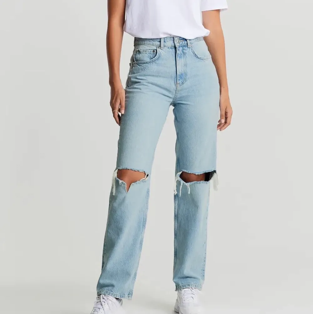 Säljer dessa slutsålda jeans från Gina Tricot i modellen 90s high waist jeans i storlek 34 då dom tyvärr inte kommer till användning. Skriv för fler bilder!. Jeans & Byxor.