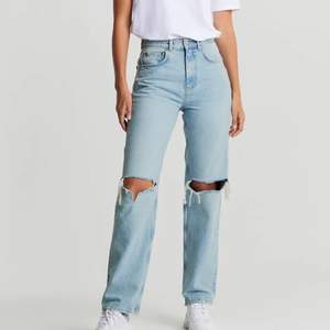 Säljer dessa slutsålda jeans från Gina Tricot i modellen 90s high waist jeans i storlek 34 då dom tyvärr inte kommer till användning. Skriv för fler bilder!