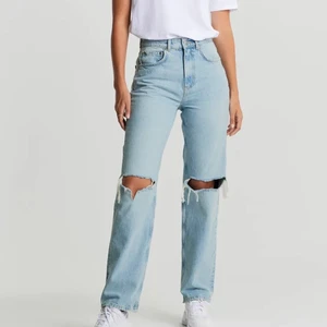 Blå jeans - Säljer dessa slutsålda jeans från Gina Tricot i modellen 90s high waist jeans i storlek 34 då dom tyvärr inte kommer till användning. Skriv för fler bilder!
