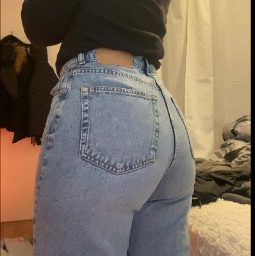 Jeans från hm i strl 36 säljer då de inte är min stil längre❤️. Jeans & Byxor.
