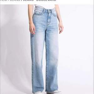 högmidjade jeans från lager 157 i strl xxs säljer då jag inte använder dom. Nypris: 300 kr, tar endast swish och skriv privat om ni undrar något💕 Är nästan lite korta på mig som är 173