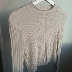 beige tight tröja - säljer denna ljus beigea tröjan som sitter lite tightare, super bra skick eftersom den knappt är använd 