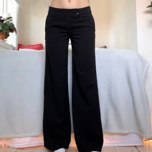 Lågmidjade kostymbyxor - Lågmidjade raka/vida svarta kostymbyxor från HM! Är i stl 34 och passar mig som brukar ha XS/S, dock lite korta på mig som är 173 cm. Innerbenslängden är ca 78 cm och midjemåttet ca 74 cm! 🤍 BUDA PRIVAT, bud: 190 + frakt