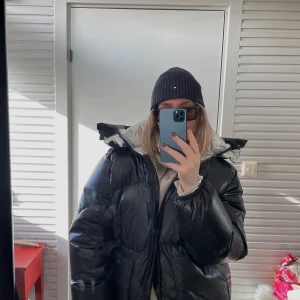 Tommy Hilfiger mössa - Ribbad mössa från Tommy Hilfiger. Rundare passform. Färgen Navy 