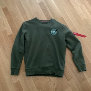Alpha industries tröja - Är i mycket bra skick. Har haft den i något år men sällan använd. Storleken är small.