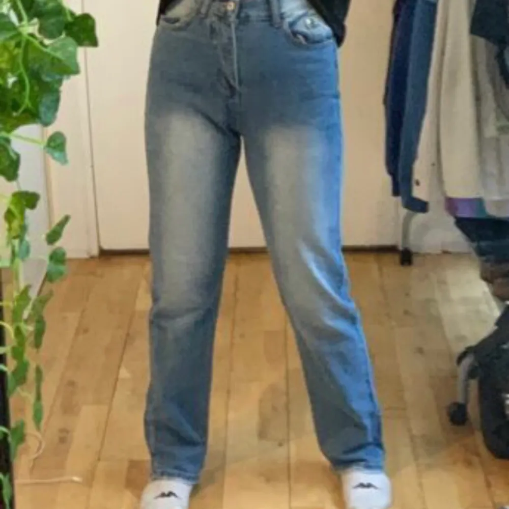 Jättefina och coola Jeans med en lila text på bakbenen, jag använder tyvärr inte längre så tänkte sälja för ett bra pris. Köpta second hand. Väldigt bra skicka ser ut som oanvända. (Om ni vill ha fler bilder fråga i chatten).. Jeans & Byxor.