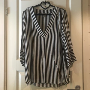 Randig blus - Randig v-ringad blus från H&M. Använd en gång. Strl 44 🤍