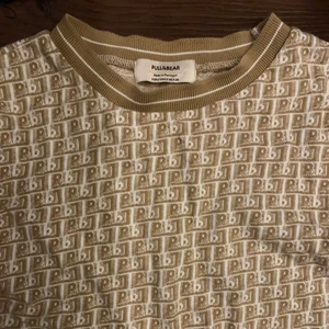 Tröja - Säljer denna jättefina tröja från pull&bear köpte för länge sedan och knappt använd💕