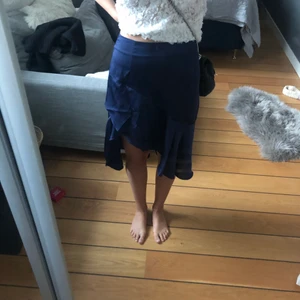 Blommspetsig tröja, marinblå midi kjol - Allt i storlek s. Båda kostar 150kr