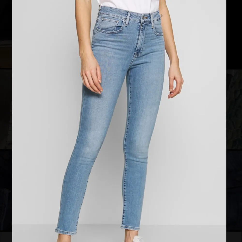 Ett par nya oanvända Levis-jeans i storlek 27x32. Säljer då dem är för små för mig. Första bilden är lånad och är en ljusare färg än dem jag säljer. Nypris 1099kr. Jeans & Byxor.