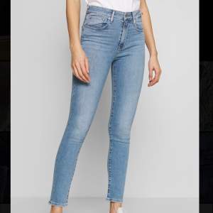 Ett par nya oanvända Levis-jeans i storlek 27x32. Säljer då dem är för små för mig. Första bilden är lånad och är en ljusare färg än dem jag säljer. Nypris 1099kr